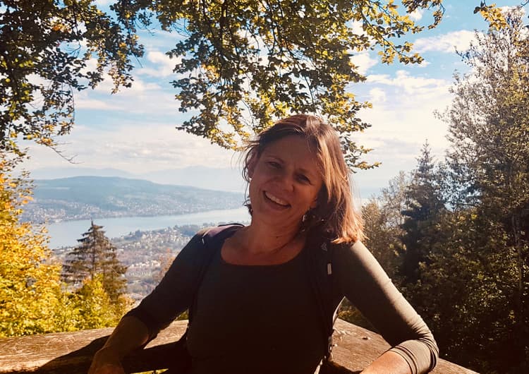 Susanne Salzmann-Precht mit dem Zürichsee im Hintergrund